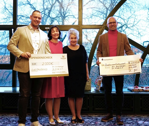 Bild 2: Übergabe von Spendenschecks der Backshop Tiefkühl GmbH und des Lions Clubs Halle