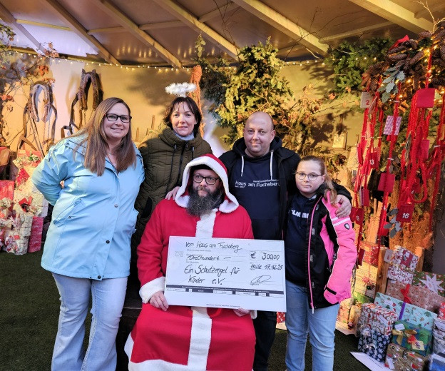 Bild 8: Spendenscheckübergabe mit Familie Wagner und dem Weihnachtsmann